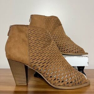 CL by Laundry Women Honey Brown Ankle Boots Sz 9.5M Chunky Heels Peep Toe Detail